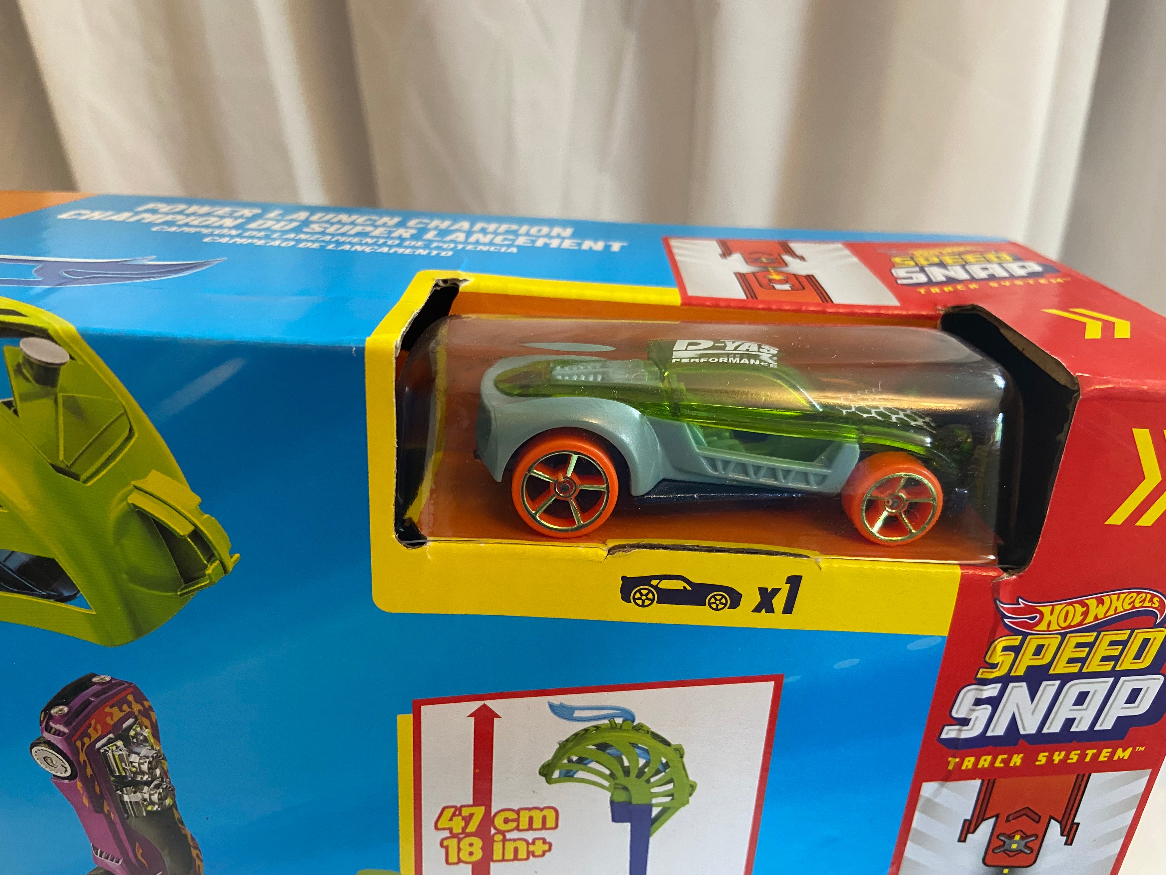 Hot Wheels Stunt Tracks Power Launch Champion Track Set and 1:64 Scale Die-Cast Toy Car